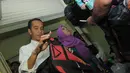 Gubernur DKI Jokowi memborong 10 tas punggung sekolah saat mengunjungi Pasar Lokbin Koja, Jakarta, (23/9/14). (Liputan6.com/Herman Zakharia)