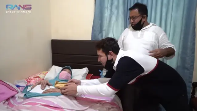 6 Momen Raffi Ahmad Jenguk Aminah Cendrakasih ‘Si Doel’, Suatu Kebanggaan