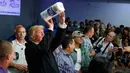 Presiden AS Donald Trump melemparkan gulungan handuk kertas kerumunan warga yang terkena dampak badai maria di Kapel Calvary, Puerto Rico, Selasa (3/10). Trump meninjau dan melihat kerusakan yang diakibatkan Badai Maria dua pekan lalu. (AP/Evan Vucci)