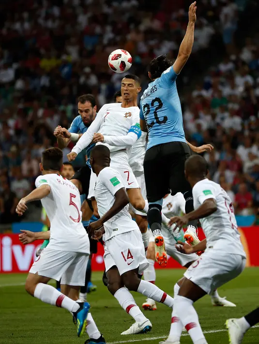 Penyerang Portugal, Cristiano Ronaldo berusaha menyundul bola saat bertanding pada babak 16 besar Piala Dunia 2018 di Stadion Fisht, Sochi, Rusia (30/6). Uruguay menang tipis atas Portugal 2-1. (AP Photo/Francisco Seco)