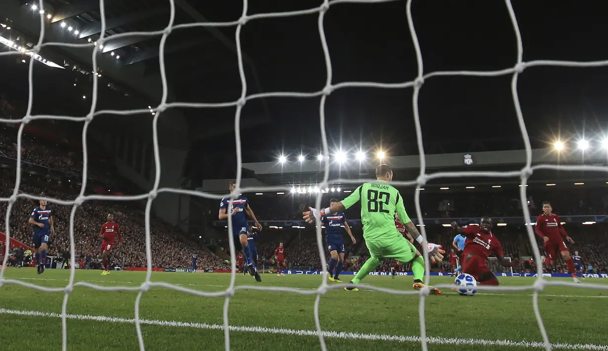 Penyerang Liverpool, Sadio Mane, mencetak gol ke gawang Crvena Zvezda pada laga Liga Champions, di Stadion Anfield, Rabu (24/10/2018). Liverpool menang 4-0 atas Crvena Zvezda. (AP/Jon Super)