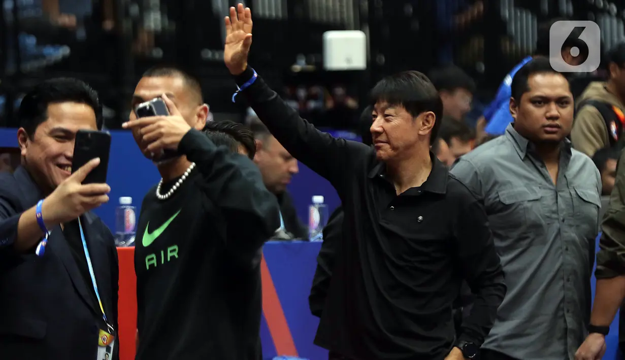 Pelatih timnas senior dan U-23 Indonesia, Shin Tae-yong (tengah) menyapa supporter saat jeda laga penutup penyisihan grup H FIBA World Cup 2023 antara Latvia dan Kanada di Indonesia Arena, Gelora Bung Karno, Jakarta, Selasa (29/8/2023). (Liputan6.com/Helmi Fithriansyah)