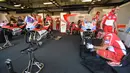 Mekanik sedang memeriksa motor pebalap Ducati, Andrea Dovizioso pada sesi latihan bebas balapan San Marino Moto GP Grand Prix di Marco Simoncelli Circuit, Misano (9/9/2017). (AFP/Andreas Solaro)