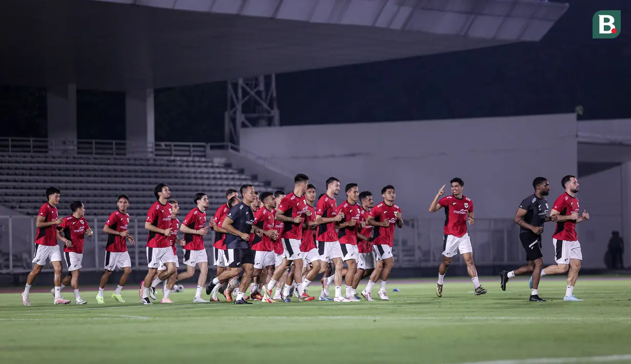 Para pemain Timnas Indonesia melakukan pemanasan dalam latihan perdana di Jakarta menjelang Putaran Ketiga Kualifikasi Piala Dunia 2026 melawan China yang berlangsung di Stadion Madya, Kompleks Stadion Utama Gelora Bung Karno (SUGBK), Senayan, Jakarta, Senin (02/06/2025). (Bola.com/Bagaskara Lazuardi)