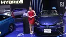 Sales Promotion Girls (SPG) atau model bersanding di samping mobil Toyota pada pembukaan GIIAS 2018 di ICE BSD, Tangsel, Kamis (2/8). GIIAS 2018 mengambil tema Expand Ideas Beyond Mobility. (Liputan6.com/Fery Pradolo)