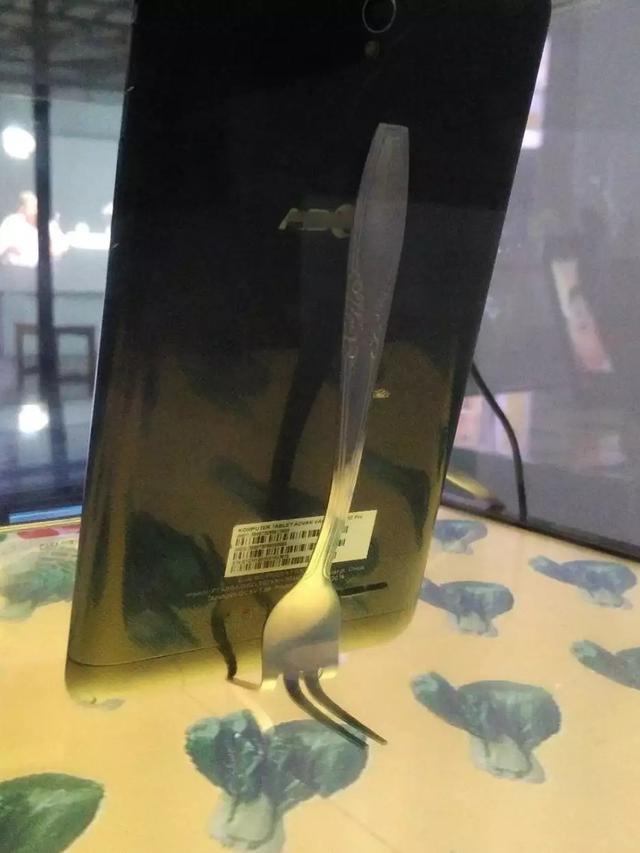 6 Cara Unik Nonton Film di HP Ini Bikin Geleng Kepala