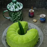 Bolu kukus pandan yang lembut dan tidak seret ini bisa dibuat sendiri dengan mudah di rumah. Gunakan pewarna alami dari daun suji dan daun pandan untuk mendapatkan bolu yang wangi./Copyright shutterstock.com/g/dudi%2Bhernowo