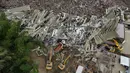 Runtuhan gunungan sampah tersebut menimpa puluhan pekerja sanitasi yang sedang bekerja. Tampak dalam foto, pemandangan udara setelah tumpukan sampah besar runtuh di fasilitas pemilahan sampah di Binaliw, Kota Cebu, Filipina, Jumat 9 Januari 2026. (AP Photo/Jacqueline Hernandez)
