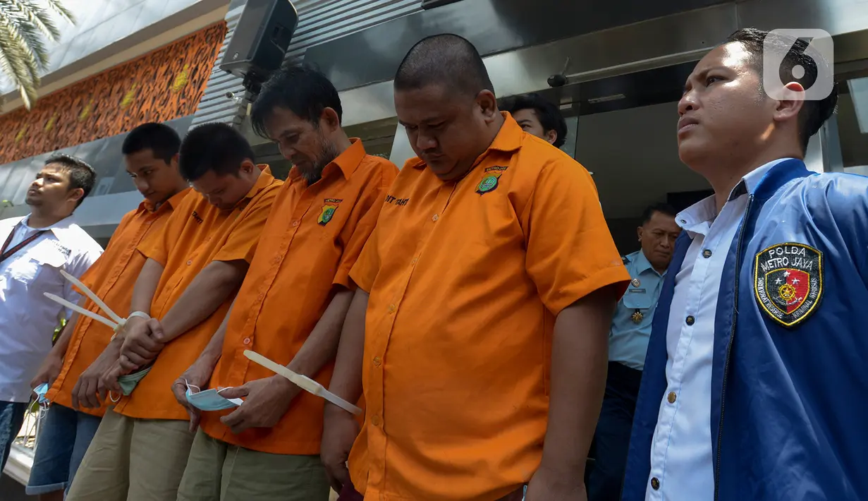 Sejumlah pelaku kejahatan sindikat pembobolan rekening lewat kartu ATM dihadirkan saat konferensi pers di Polda Metro Jaya, Jakarta, Selasa (10/3/2020). Dalam aksinya, para pelaku menyamar sebagai warga negara asing (WNA) yang berpura-pura menawarkan bisnis ponsel kepada korban. (merdeka.com/Imam Bu