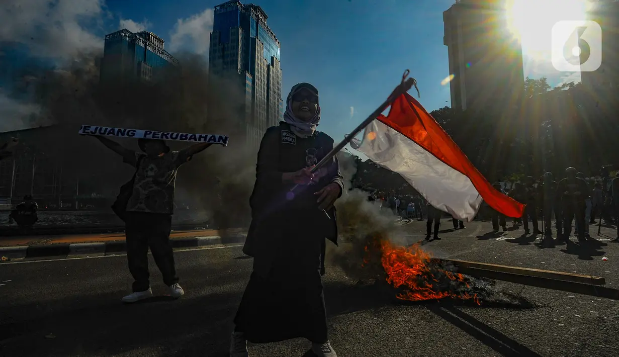 Mereka mengumandangkan gema takbir, mengibarkan bendera merah putih, dan menyerukan agar tak menyerah, meski gugatan telah ditolak oleh majelis hakim. (merdeka.com/Arie Basuki)