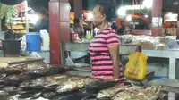 Ikan asaratau ikan asap kerap menjadi oleh-oleh khas dari Kota Jayapura. (Liputan6.com/Katharina Janur)