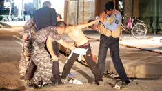  Pasukan keamanan Irak saat melepas rompi bunuh diri dari seorang bocah di Kirkuk, Irak, (21/8). Bocah ini dicurigai dijadikan pengebom bom bunuh diri anak oleh militan ISIS. (REUTERS/Ako Rasheed)