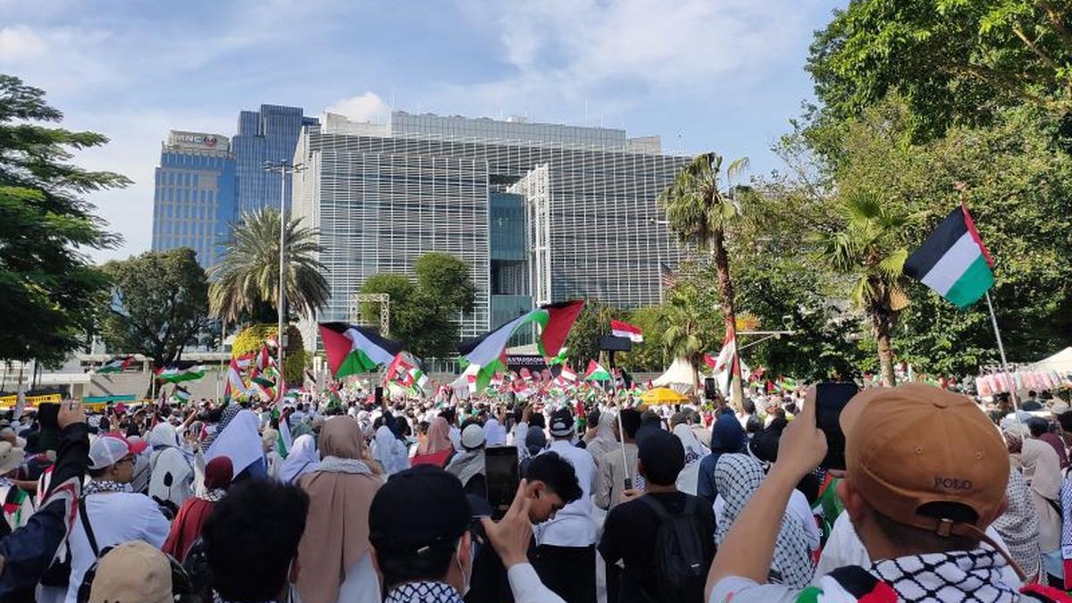Ribuan Warga Berduka di Kedubes AS Jakarta, Doakan Tiga Prajurit TNI Gugur di Lebanon