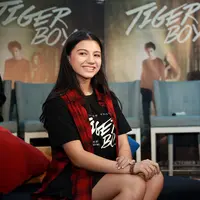 Gadis berdarah campuran Malang, Inggris, Irlandia dan Perancis ini biasanya akan lebih dulu mengintip cover belakang di mana terdapat ringkasan dari keseluruhan isi buku tersebut jika ingin membeli buku. (Deki Prayoga/Bintang.com)