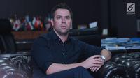 Mantan pemain klub Liverpool, Michael Owen menyimak pertanyaan saat bertemu Sesmenpora, Gatot S Dewa Broto di kantor Kemenpora, Jakarta, Senin (5/2). Bersama timnas Inggris, Owen mencetak 40 gol dalam 89 pertandingan. (Liputan6.com/Helmi Fithriansyah)