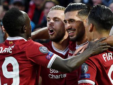 Para pemain Liverpool merayakan gol yang dicetak oleh gelandang Liverpool, Emre Can, pada laga playoff Liga Champions, di Stadion Anfield, Kamis (24/8/2017). Liverpool menang 4-2 atas Hoffenheim. (AFP/Oli Scarff)