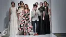 Sebastian Gunawan bersama para modelnya usai menampilkan karya berlabel Votum dalam peragaan busana Ikatan Perancang Mode Indonesia (IPMI) Trend Show 2017 di Senayan City, Jakarta, Kamis, (10/11). (Liputan6.com/Yoppy Renato)