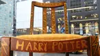 Kursi kayu yang dipakai JK Rowling saat menulis dua buku pertama Harry Potter dipajang di Heritage Auctions, New York, 4 April 2016. Kursi yang ditandatangani sang novelis itu dibuka dengan harga US$ 45 ribu (sekitar Rp 588,8 juta). (William EDWARDS/AFP)