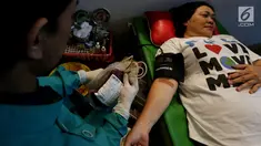 Komunitas Freedom Faithnet Global (FFG) menyelenggarakan kegiatan donor darah di kantor JMOA, lantai Lobby APL Tower - Central Park, Jakarta, Rabu (14/6). (Liputan6.com/Johan Tallo)