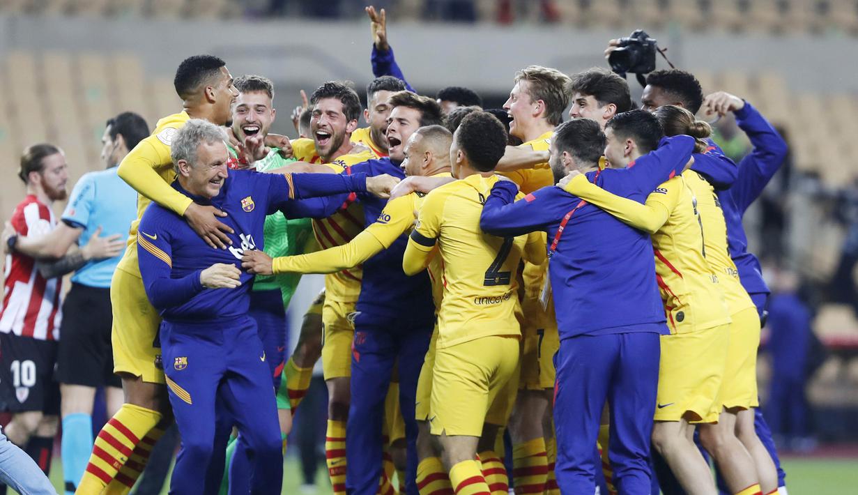 Para pemain Barcelona merayakan kemenangan atas Athletic Bilbao pada laga final  Copa del Rey di Stadion Olimpico de Sevilla, Minggu (18/4/2021). Barcelona menang 4-0 atas Athletic Bilbao. (AFP)