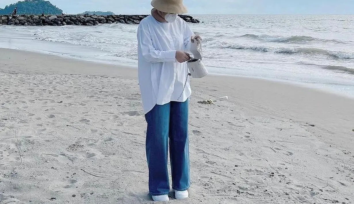 Stylish effortless! Padukan oversized shirt dengan cullote jeans dan bucket hat (Instagram/dillazahara).