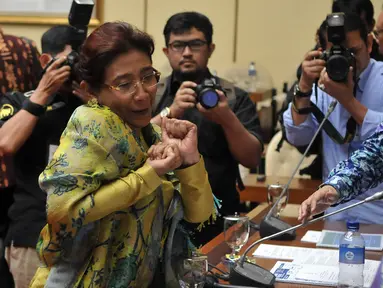 Menteri Kelautan dan Perikanan Susi Pudjiastuti usai melakukan Rapat Kerja (Raker) dengan Komisi IV DPR, Jakarta, Rabu (13/4/2016). Raker membahas Kunjungan Kerja Masa Reses Komisi IV, RUU Prioritas dan Prolegnas. (Liputan6.com/Johan Tallo)