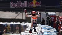 Pebalap Repsol Honda, Marc Marquez, menyapa para penggemar di tribune setelah finis di posisi kedua pada balapan MotoGP Spanyol di Sirkuit Jerez, 7 Mei 2017. (Bola.com/Twitter/HRC_MotoGP)