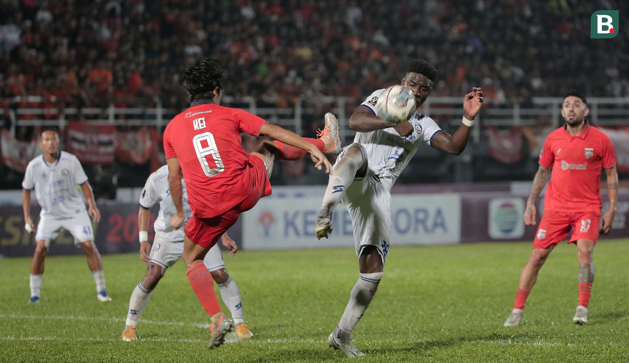 Pemain Borneo FC, Kei Hirose (kiri) berebut bola dengan striker Arema FC, Abel Issa Camara. (Bola.com/Ikhwan Yanuar)