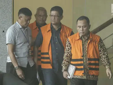 Tiga tersangka penyuap dalam kasus pemulusan pengesahan APBD Jambi 2018 usai diperiksa di Gedung KPK, Jakarta, Kamis (25/1). Ketiga tersangka tersebut yaitu Erwan Malik, Saipudin, serta Arfan. (Liputan6.com/Faizal Fanani)