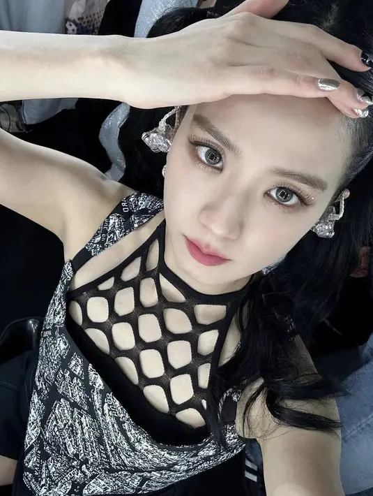 Masih di Thailand, pelantun 'Flower' ini pun tampil dengan atasan model korset hitam putih. Yang memiliki detail halter neck berjaring hitam. @sooyaaa_