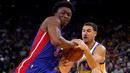 Pebasket Golden State Warriors Klay Thompson (kanan) berebut bola dengan pebasket Detroit Pistons Stanley Johnson di ORACLE Arena, California, Senin (9/11/2015). Warriors menang 109-95. (Getty Images/AFP/Ezra Shaw)
