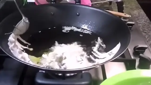 Trik Bikin Peyek Tipis dan Kriuk Tahan Lama, Tak Perlu Digoreng 2 Kali