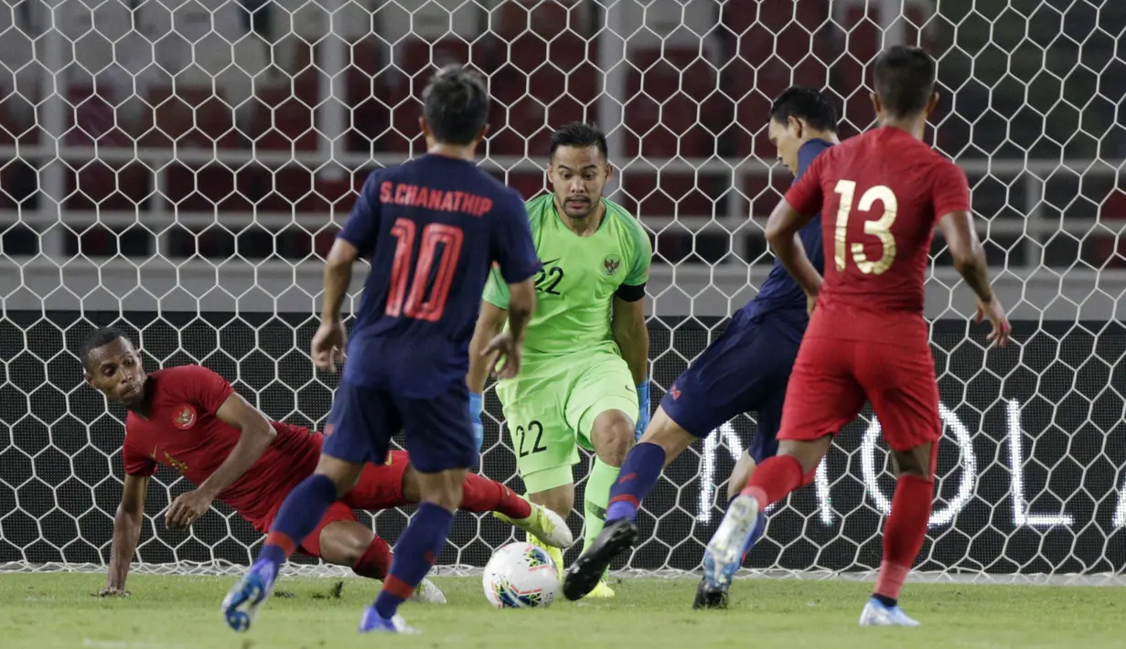 Kemelut terjadi di depan gawang Indonesia saat melawan Thailand pada laga kualifikasi Piala Dunia 2022 di SUGBK, Jakarta, Selasa (10/9). Indonesia takluk 0-3 dari Thailand. (Bola.com/M Iqbal Ichsan)