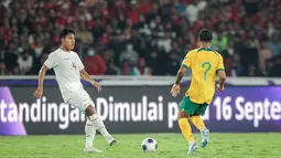 Pemain Timnas Indonesia, Wahyu Prasetyo (kiri) mengumpan bola dibayangi pemain Australia, Samuel Silvera pada laga Kualifikasi Piala Dunia 2026 yang berlangsung di Stadion Utama Gelora Bung Karno (SUGBK), Senayan, Jakarta, Selasa (10/09/2024). (Bola.com/Bagaskara Lazuardi)