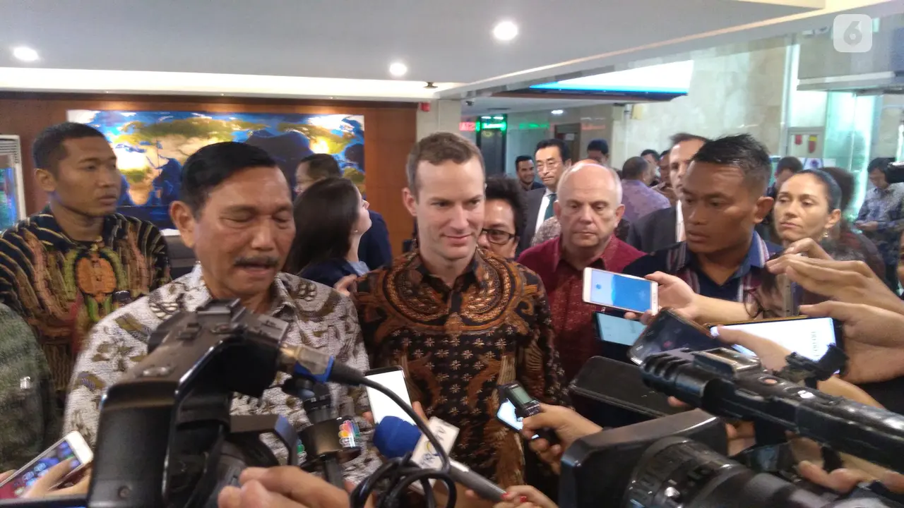 Adam Boehler (tengah, batik cokelat) adalah pejabat AS yang pro-normalisasi Israel. Ia menawari uang proyek ke Indonesia.