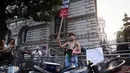 Aktivis dari kelompok Kampanye Solidaritas Palestina melakukan aksi unjuk rasa di luar gerbang Downing Street, di pusat kota London, Inggris untuk memprotes kelangkaan pangan yang sedang berlangsung di Jalur Gaza. (Rhianna Chadwick/AFP)