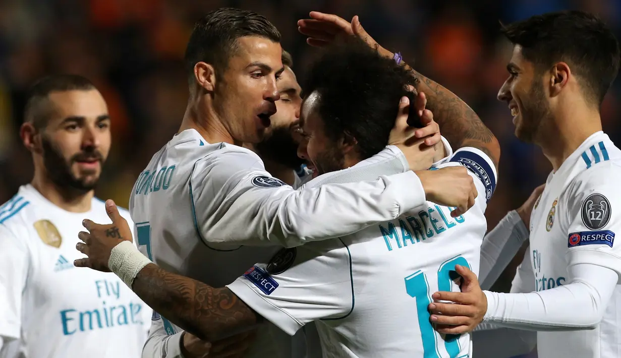 Pemain Real Madrid, Cristiano Ronaldo dan rekan setimnya merayakan gol ke gawang APOEL Nicosia pada matchday kelima Liga Champions di Stadion GSP, Selasa (21/11). Ronaldo menyumbang dua dari enam gol Madrid dalam laga tandang itu. (AP/Petros Karadjias)