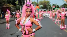 Peserta berpose saat mengikuti karnaval tahunan yang disebut " Alegria por la Vida " di Managua , Nikaragua 7 Mei 2016. Peserta karnaval berasal dari berbagai daerah di Nikaragua. (REUTERS / Oswaldo Rivas)