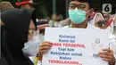 Massa dari Forum Komunikasi Nakes dan Non-Nakes Indonesia (FKHN Indonesia) membawa poster tuntutan saat menggelar aksi di kawasan Patung Kuda, Jakarta Pusat, Kamis (22/9/2022). Dalam aksinya, mereka juga menyinggung pengorbanan selama menjadi garda terdepan dalam penanganan Covid-19. (Liputan6.com/Herman Zakharia)