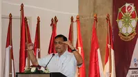 Jenderal purnawirawan Luhut Binsar Panjaitan memberi sambutan di Deklarasi Dukungan Jokowi-Ma’ruf Amin sebagai Capres dan Cawapres 2019, Jakarta, Minggu (12/8). Cakra berarti pusat energi, roda atau lingkaran kekuatan positif. (Liputan6.com/Fery Pradolo)