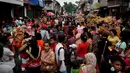 Ribuan warga memadati Jalan Suryakencana, Bogor, Jawa Barat jelang pawai kesenian dalam rangka Pesta Rakyat dan perayaan Cap Go Meh, Kamis (5/3/2015). Perayaan Cap Go Meh di Kota Bogor berlangsung meriah. (Liputan6.com/Helmi Fithriansyah)
