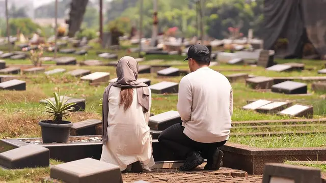 Thariq Halilintar dan Aaliyah mengunjungi makam Adjie Massaid. (Instagram/ thariqhalilintar)