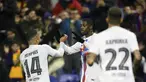 Penyerang Barcelona, Ousmane Dembele (tengah) berselebrasi dengan rekan setimnya usai mencetak gol ke gawang Intercity pada babak 32 besar Copa del Rey di stadion Ricardo Perez di Alicante, Spanyol, Kamis (5/1/2023). Barcelona menang atas Intercity dengan skor tipis 4-3. (AP Photo/Alberto Saiz)