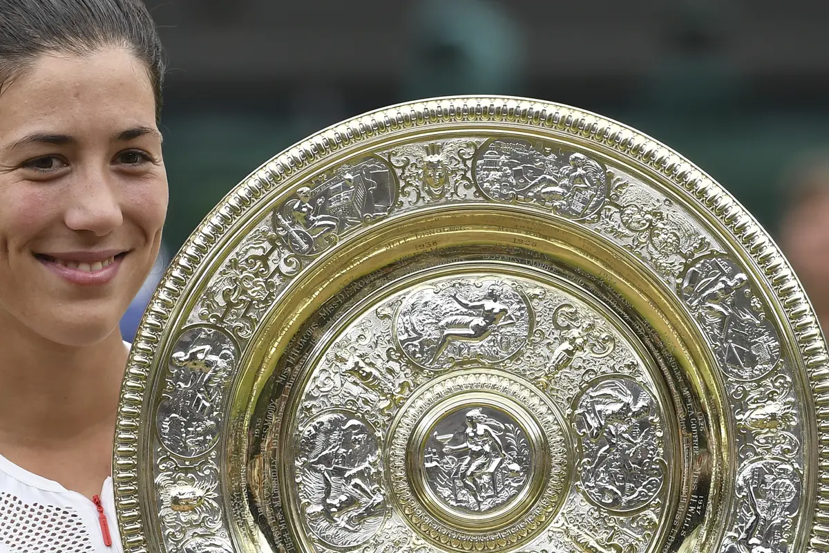 Garbine Muguruza berpose dengan gelar Wimbledon 2017. Petenis asal Spanyol itu mengalahkan Venus Williams 7-5, 6-0 di final, Sabtu (15/7/2017).