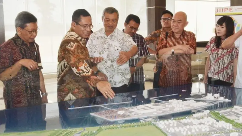 Menteri Perindustrian Saleh Husin mengunjungi kawasan industri Java Integrated Industrial Ports and Estate (JIIPE) di Gresik, Jawa Timur.