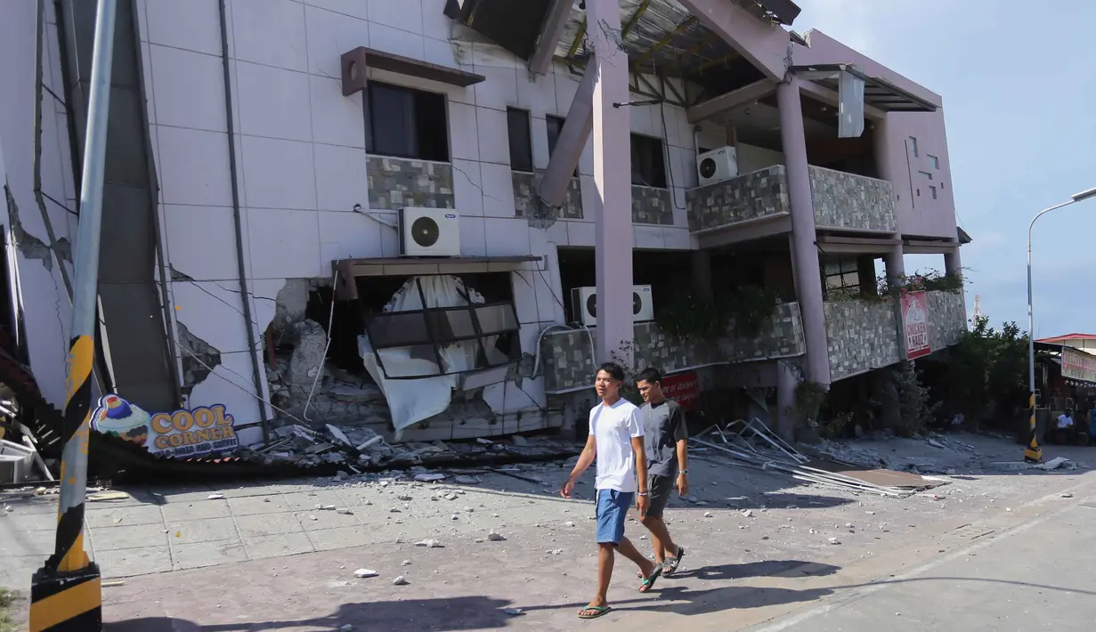 Warga melewati bangunan yang runtuh pasca gempa di General Santos, Filipina, Senin 8 Juni 2026. (AP Photo)