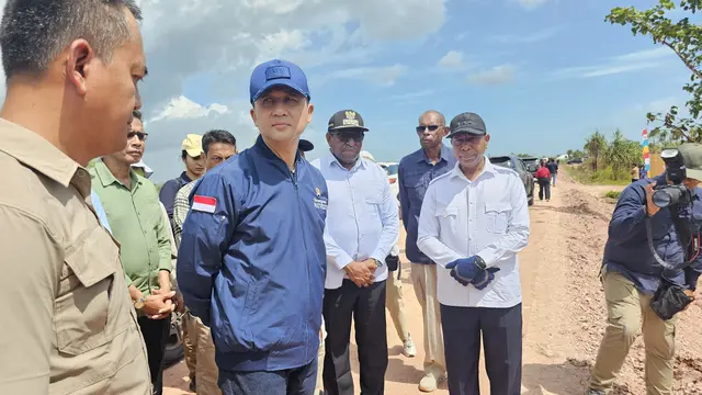 Menteri Transmigrasi Muhammad Iftitah Sulaiman Suryanagara meninjau lokasi pembangunan dan mess Kampus Patriot di kawasan Transmigrasi Salor, Merauke, Papua Selatan.