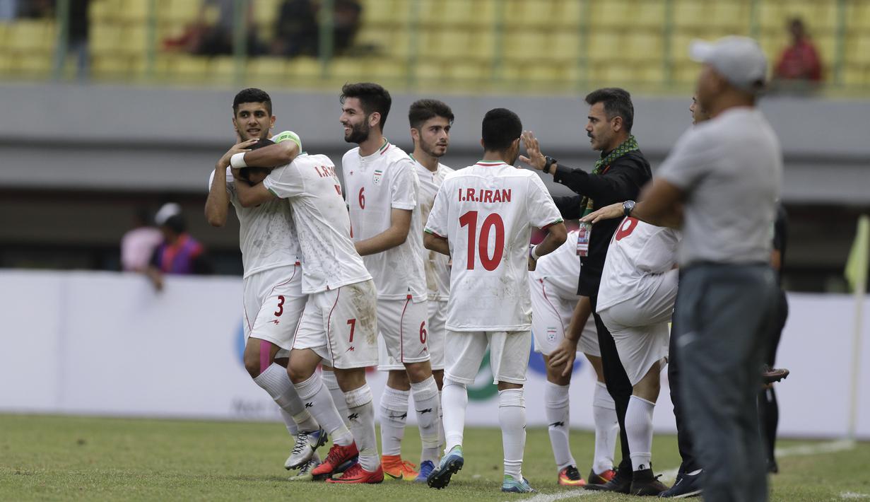 Pemain Timnas Iran U-19 merayakan gol yang dicetak Mahdi Hasmemnezhad ke gawang Timnas Indonesia U-19 pada laga uji coba di Stadion Patriot Chandrabhaga, Bekasi, Sabtu (7/9). Indonesia kalah 2-4 atas Iran. (Bola.com/Yoppy Renato)
