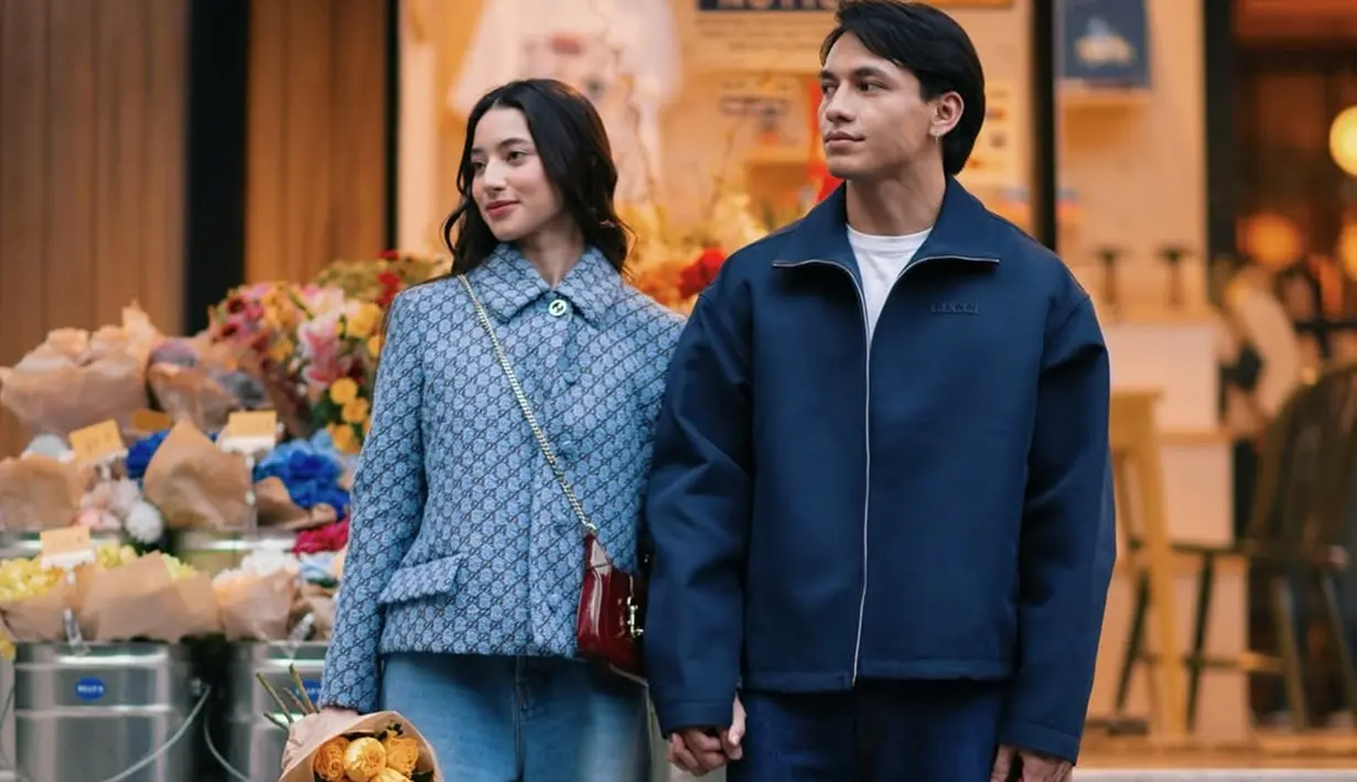 Dalam beberapa foto, Jefri juga menunjukkan sikap lembut menggandeng Ameera. Reaksi netizen pun beragam. Banyak yang mengira keduanya benar-benar menjalin hubungan romantis, meskipun hingga kini belum ada konfirmasi apakah mereka pacaran atau hanya terlibat dalam pemotretan. (Liputan6.com/IG/@littlemisskhan)