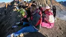 Umat Hindu dari komunitas Tengger mempersembahkan doa di kawah Gunung Bromo selama festival Yadnya Kasada di gunung dekat Probolinggo, Jawa Timur, Senin 1 Juni 2026. (JUNI KRISWANTO/AFP)